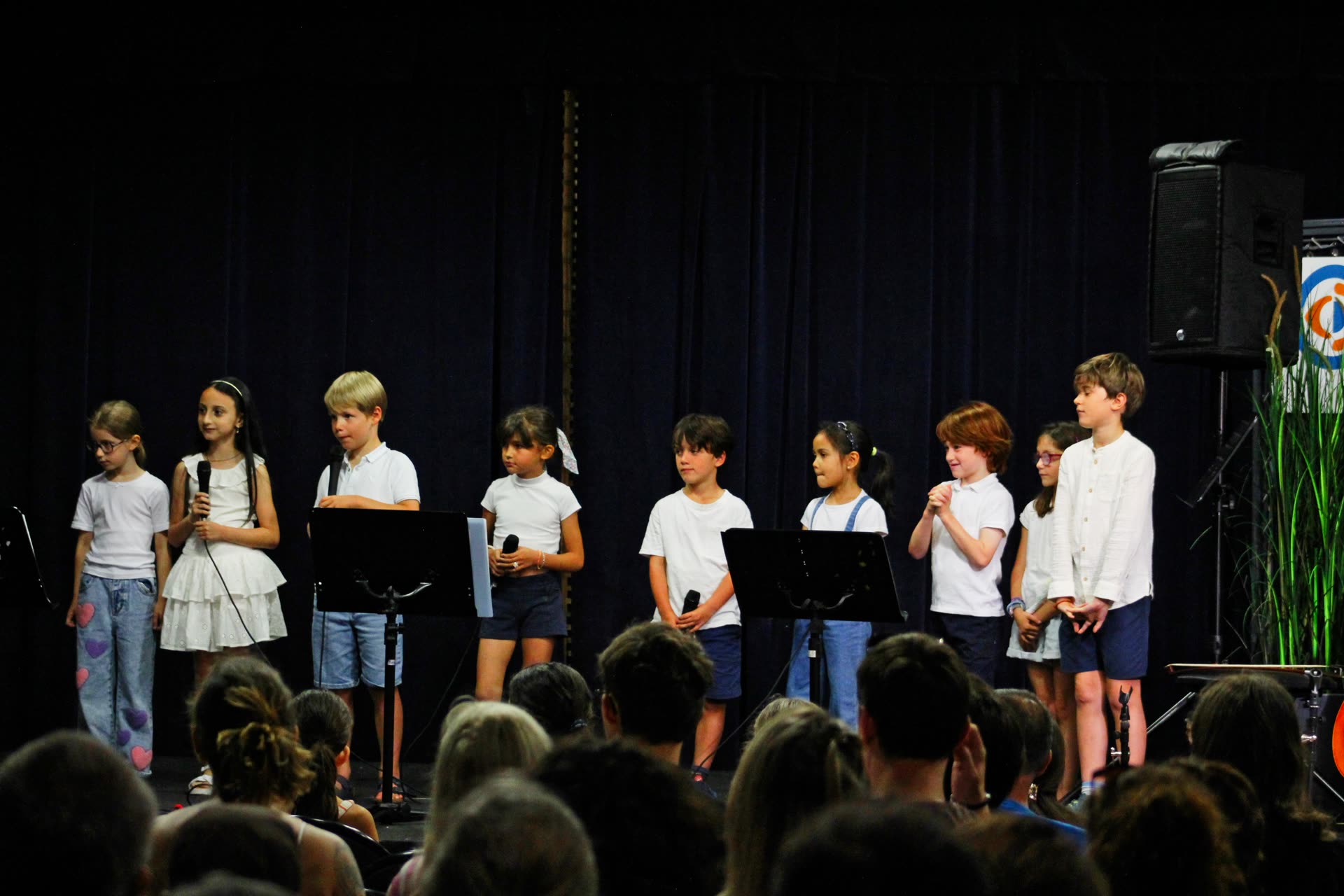 Ensemble vocal enfants du Petit Conservatoire Jazzy sur scène au gala de La Rochelle